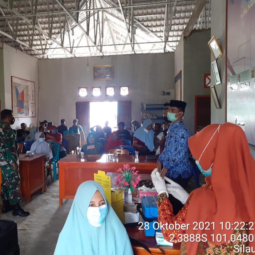 Vaksinasi Covid-19 di Kantor Wali Nagari Lubuk Bunta